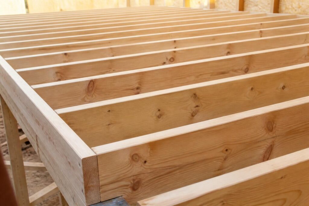découvrez comment choisir les bonnes dimensions et entraxes de solives pour plancher bois afin d'assurer un sol solide et durable pour votre construction ou rénovation.